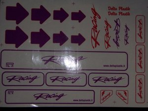 DEC017V - LINE RACING lila / Delta Pl,astik 1:8